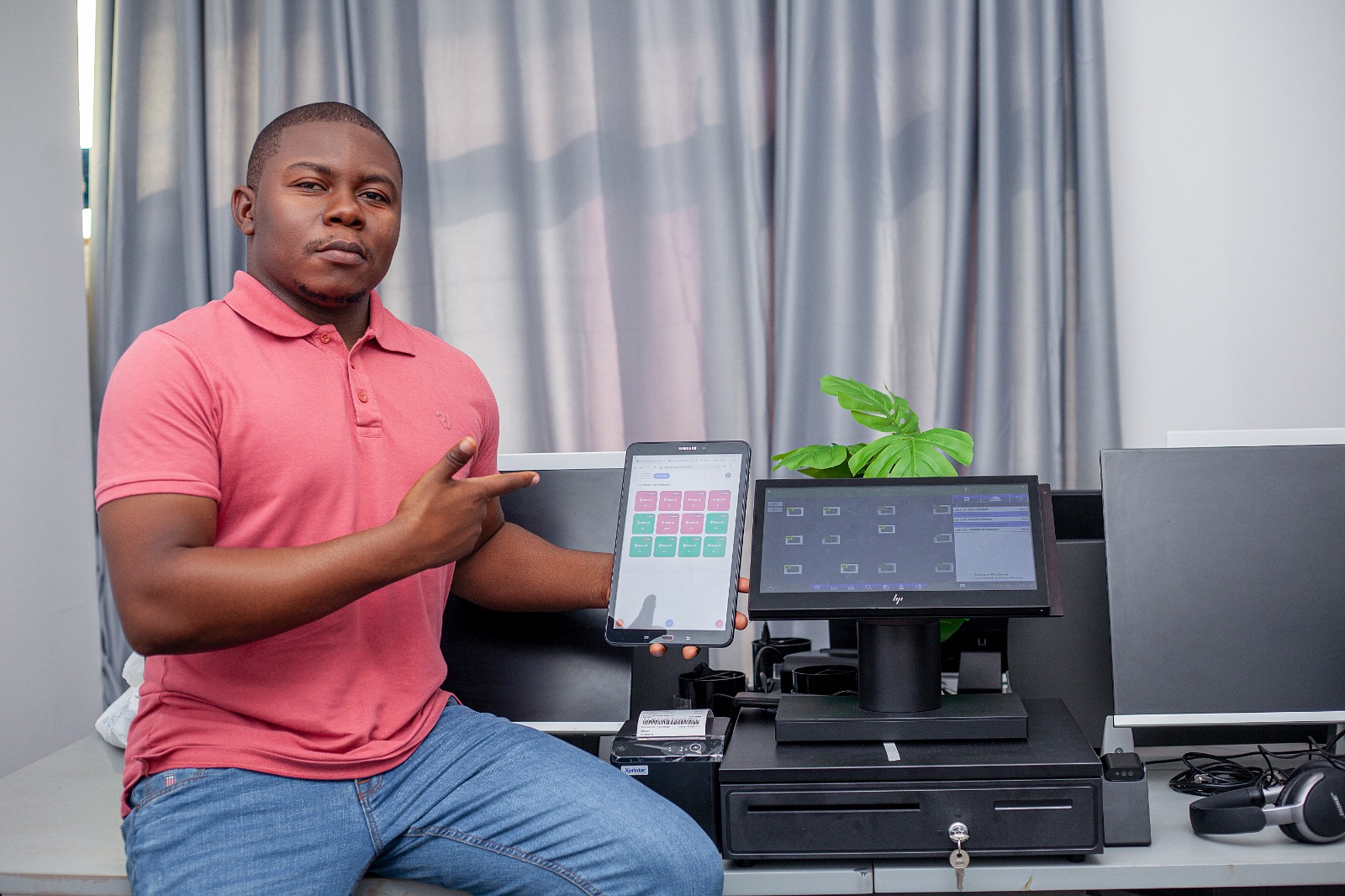 Inácio Sumbane, fundador do Siversa Cloud, apresenta a plataforma num tablet ligado ao POS