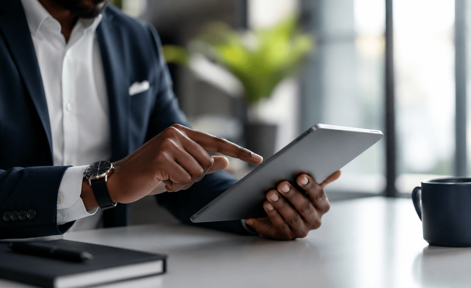 Profissional a usar o Siversa Cloud num tablet